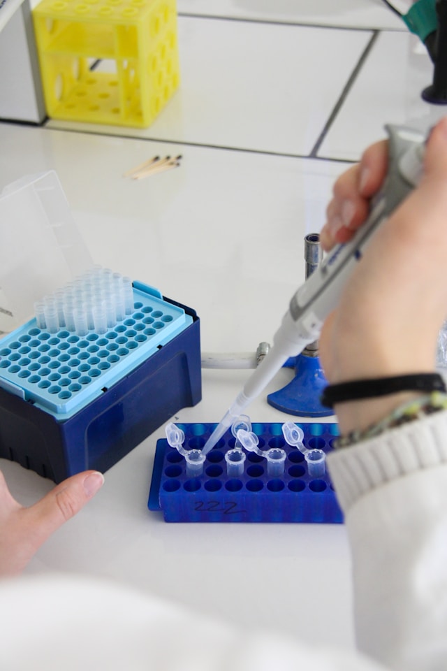 Chercheur prélevant un volume précis à la micropipette sur une paillasse