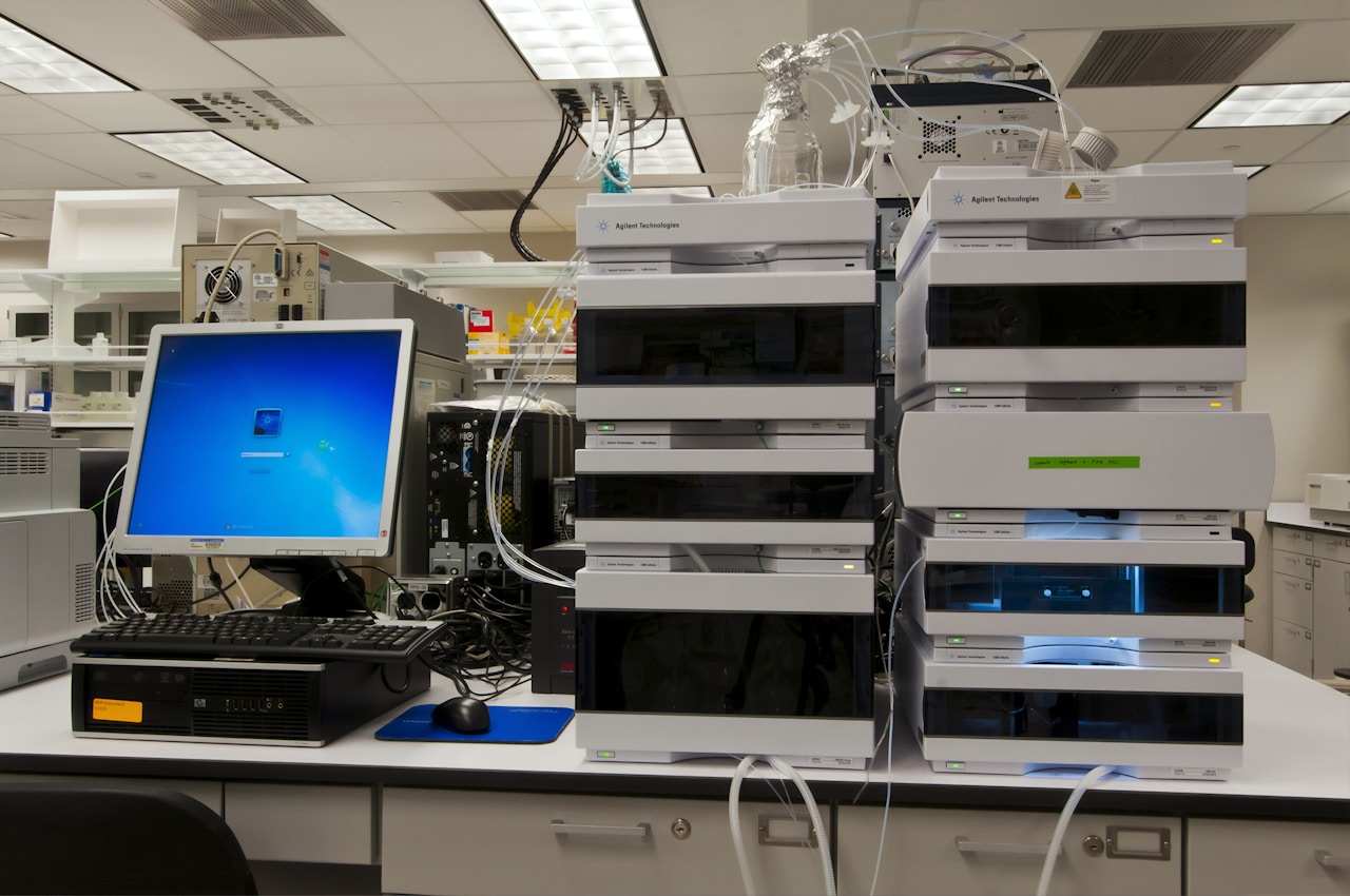 Chaîne de chromatographie liquide haute performance et son poste d’acquisition dans un laboratoire de contrôle