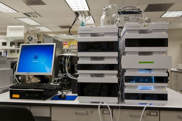 Chaîne de chromatographie liquide haute performance et son poste d’acquisition dans un laboratoire de contrôle