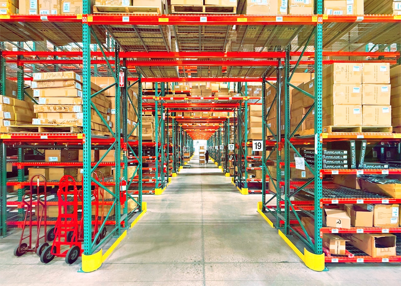 Entrepôt logistique aux rayonnages métalliques chargés de cartons prêts à expédier