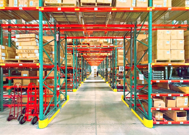 Entrepôt logistique aux rayonnages métalliques chargés de cartons prêts à expédier