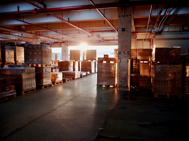 Palettes de marchandises stockées dans un entrepôt de distribution