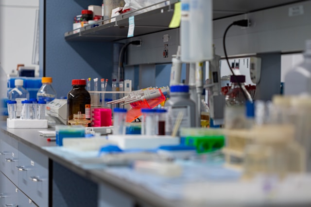 Paillasse équipée d’instruments analytiques utilisés pour la purification et le contrôle