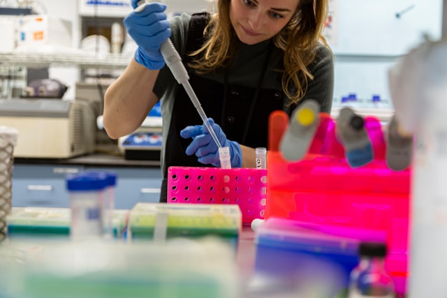 Chercheur transférant un réactif à la micropipette au cours d’une étape de synthèse